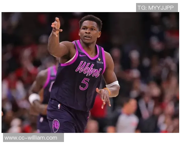 爱德华兹表现稳定半场5投3中斩获11分正负值高达12助球队争胜