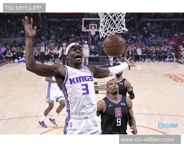 里斯观看魔术比赛后迅速赶往多伦多支持弟弟朱利安贡献9分6板表现出色 里斯观看魔术比赛后迅速赶往多伦多支持弟弟朱利安贡献9分6板表现出色