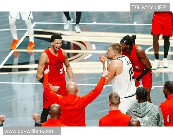 杨瀚森弧顶巧妙策应约基奇式助攻助队友轻松上篮